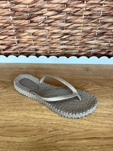 CHEERFUL FLIP-FLOPS