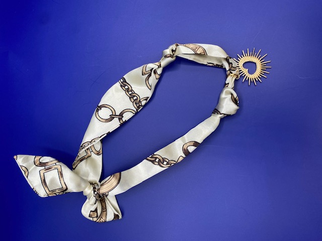 SCARF CHARM NECKLACE BLACK/GOLD/CREAM