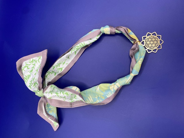 SCARF CHARM NECKLACE LIGHT GREEN/BLUE